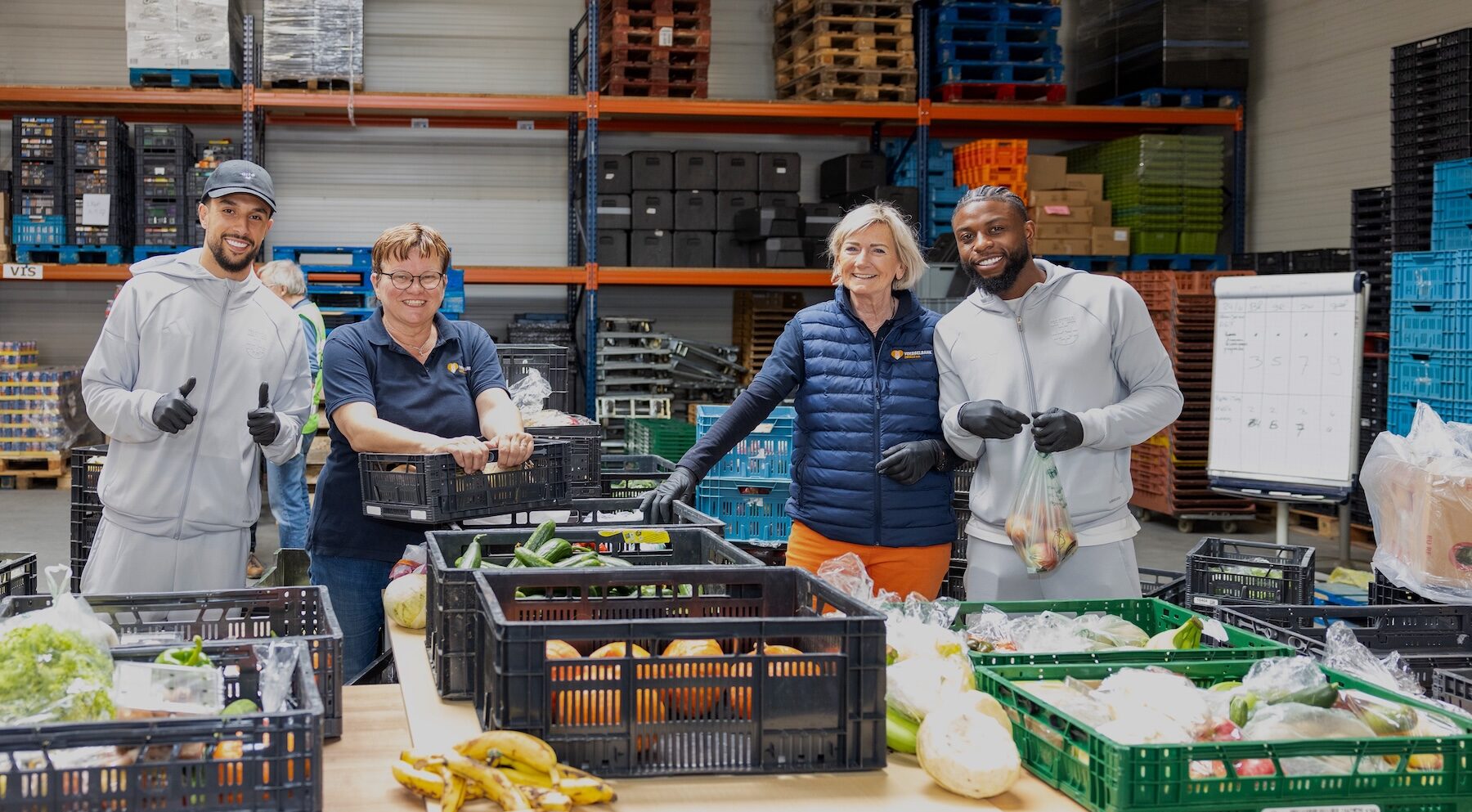 news_PEC Zwolle-selectie en staf helpen een handje bij de Voedselbank