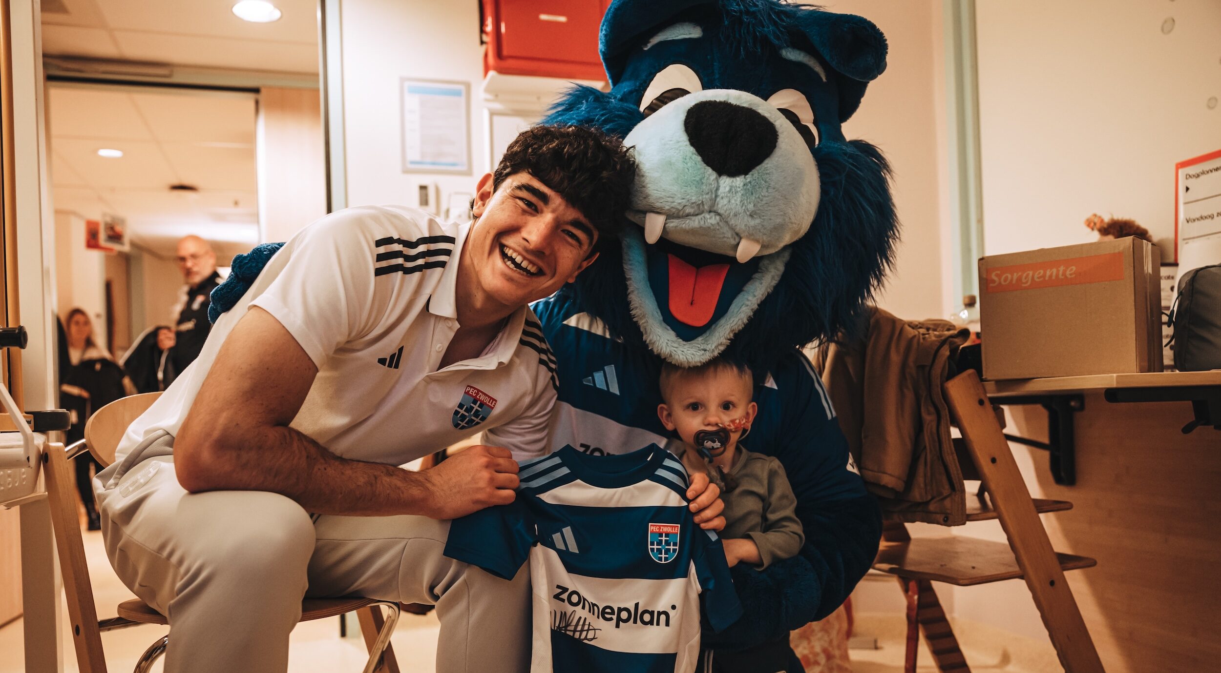 news_PEC Zwolle verrast patiëntjes op de kinderafdeling van Isala ziekenhuis