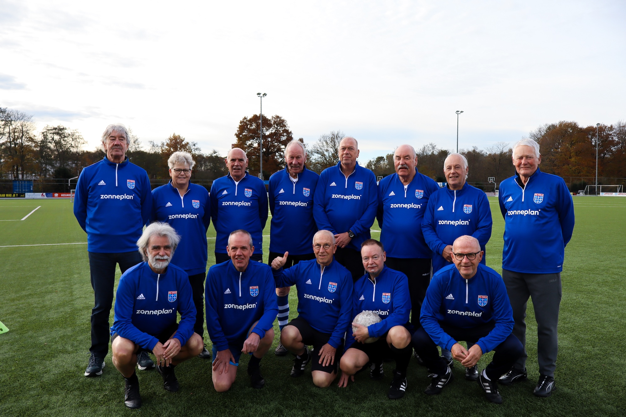 news_PEC Zwolle OldStars vinden elkaar op en naast het veld