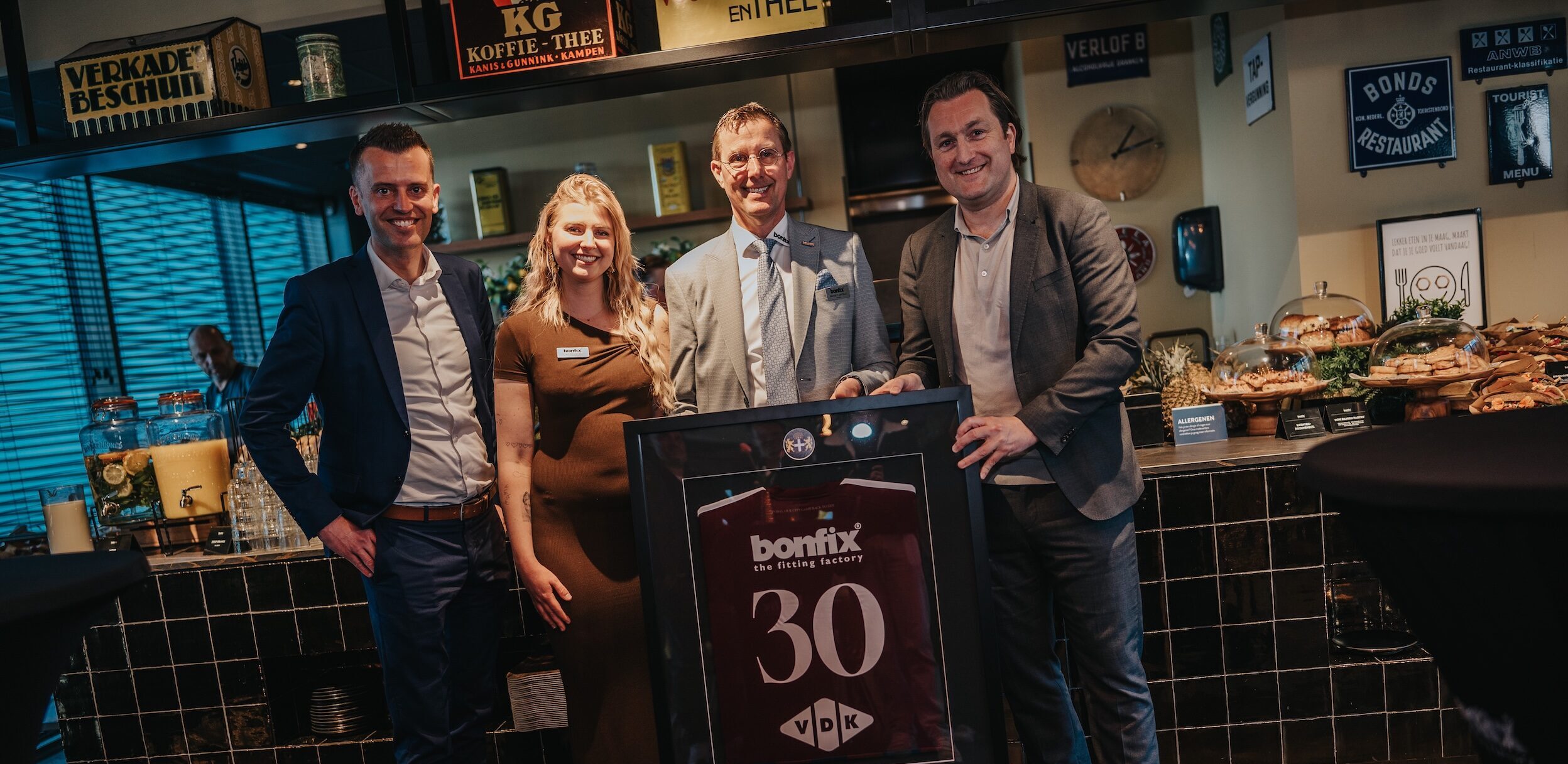 news_Partners en sponsoren brengen een bedrijfsbezoek aan shirtsponsor BONFIX