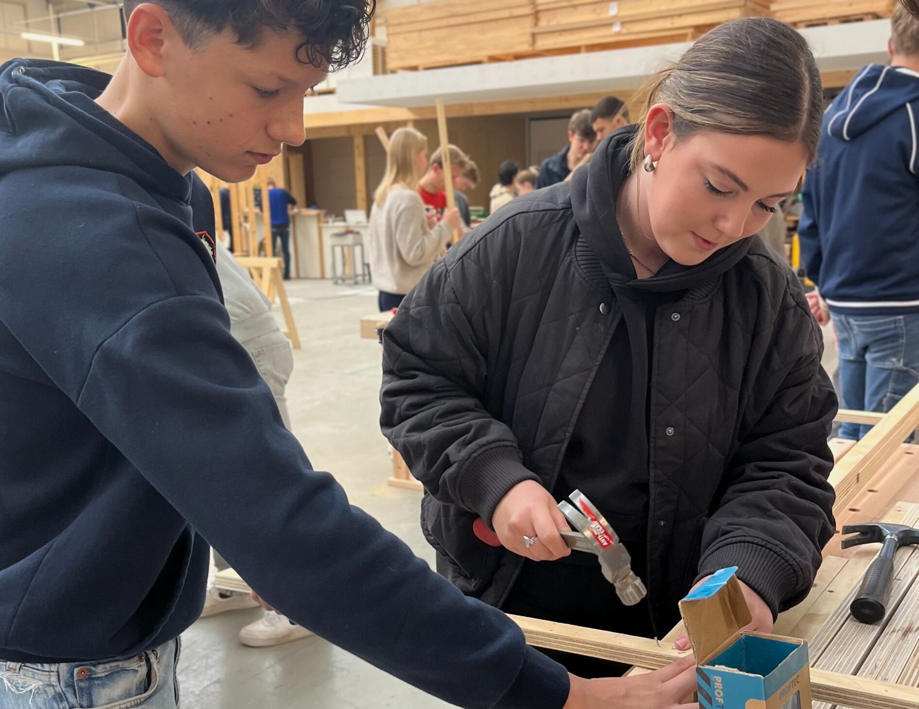 news_Deltion-studenten steken handen uit de mouwen bij Makersfabriek